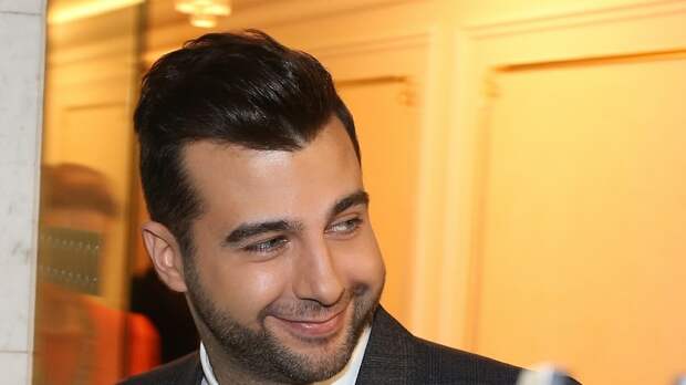 «Глаза очень грустные»: Иван Ургант воссоединился с Аллой Михеевой и Гудковым