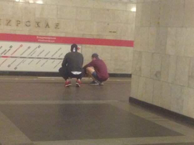20 «модников» из метро, которые не привыкли смотреть в зеркало перед выходом на улицу 20 «модников» из метро, которые не привыкли смотреть в зеркало перед выходом на улицу