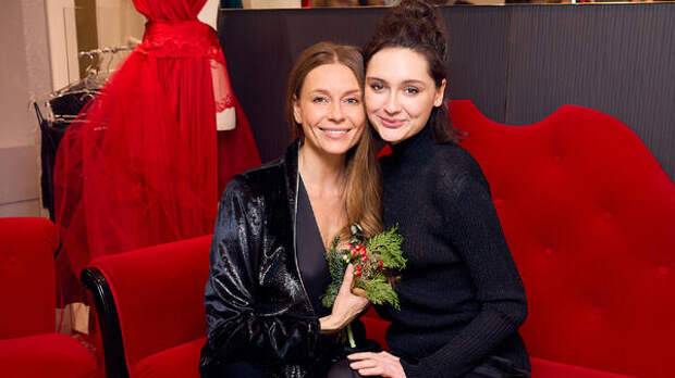 Дочь Кончаловского и Толкалиной закрутила новый роман — нашла режиссера вместо бизнесмена