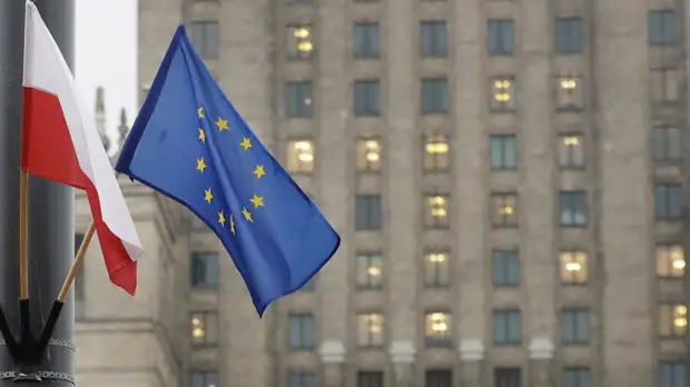 Глава ЕК поручила изучить решение суда Польши по Конституции