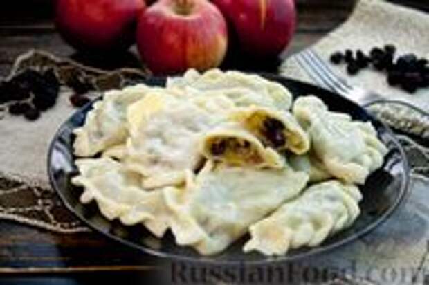 Фото к рецепту: Вареники с яблоком и изюмом