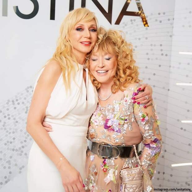 Орбакайте поделилась фото с Пугачевой в старом парике и с одутловатым лицом