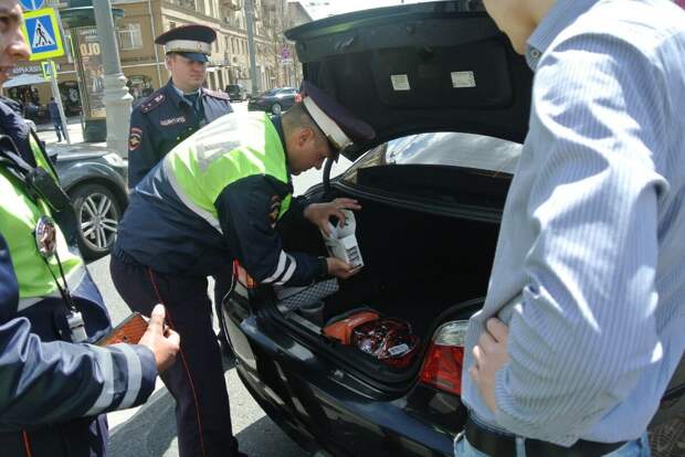 Юристы назвали “железный” аргумент как отказать сотруднику ДПС открывать багажник