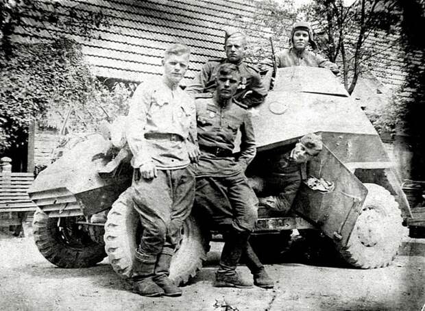 Советские солдаты у бронеавтомобиля БА-64. военная техника, вторая мировая война, история