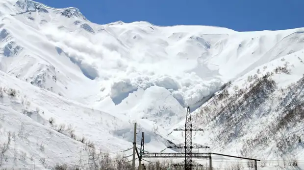 Спасатели на Камчатке ищут попавших под снежную лавину людей