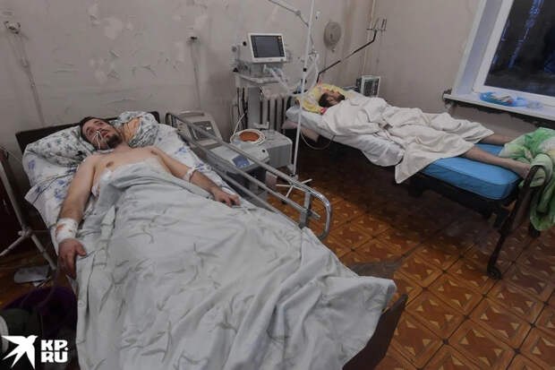 Качают права и пугают врачей: правдивы ли слухи о наглом поведении пленных "азовцев" в госпиталях Донецка