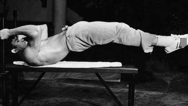 Знаменитое упражнение Брюса Ли на мышцы живота.