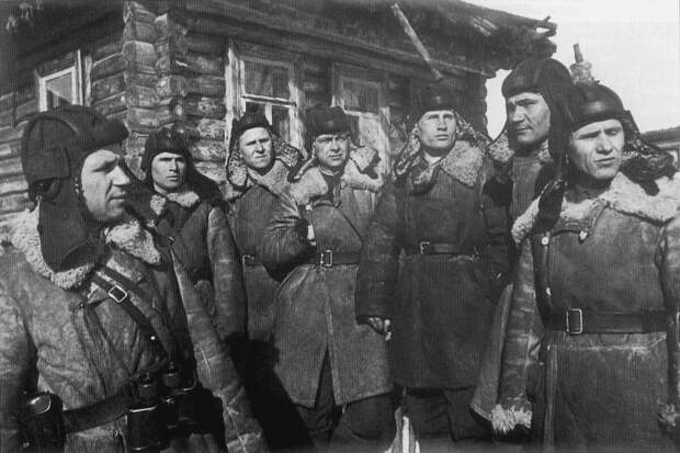 Крайний слева капитан Александр Федорович Бурда, крайний справа Герой Советского Союза Евгений Алексеевич Луппов. Январь 1942 г.
