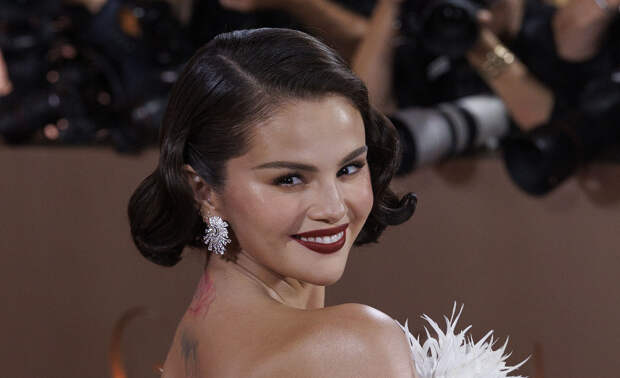 Певица Селена Гомес спровоцировала слухи о беременности из-за выхода на премии