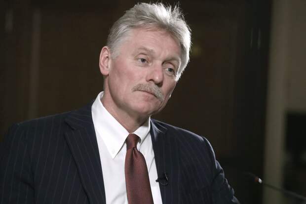 Песков: чиновники в России должны быть аккуратнее на фоне угроз со стороны Киева