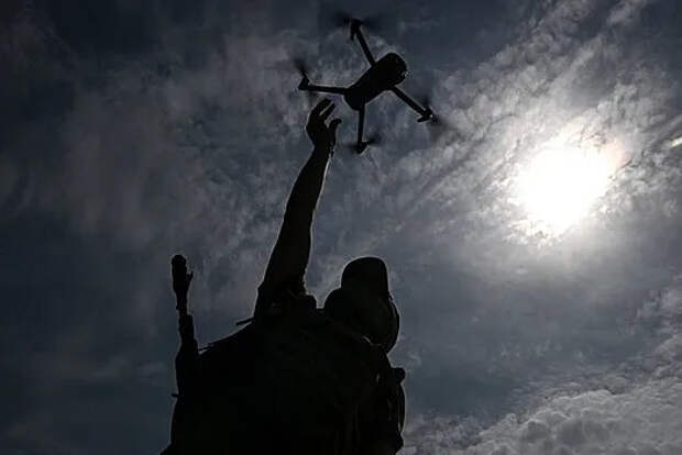 Жители Харьковской области режут нити оптоволоконных дронов ВСУ ножницами