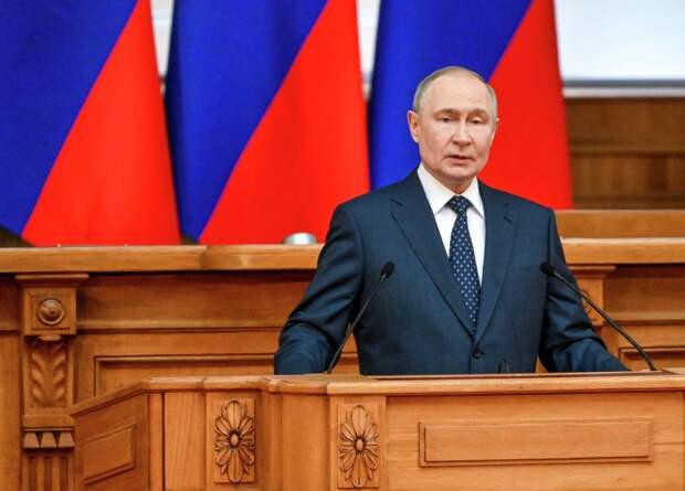 Владимир Путин во время встречи с членами Совета законодателей при Федеральном Собрании в Санкт-Петербурге