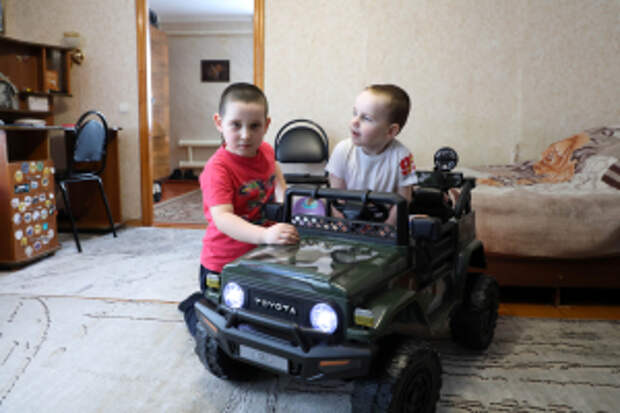 В Мордовии руководители подразделений регионального МВД в рамках акции «Елка желаний» подарили 4-летнему Макару электромобиль