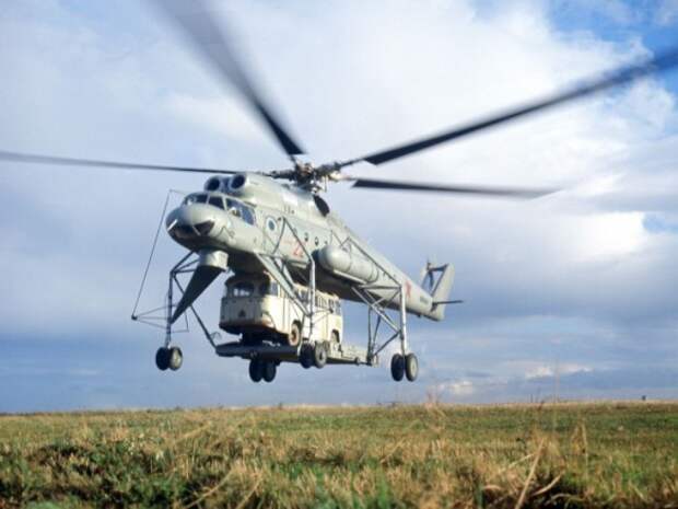 Ми-10 с автобусом на грузовой платформе. | Фото: alfa-industry.ru. Ми-10 с автобусом на грузовой платформе. | Фото: alfa-industry.ru.