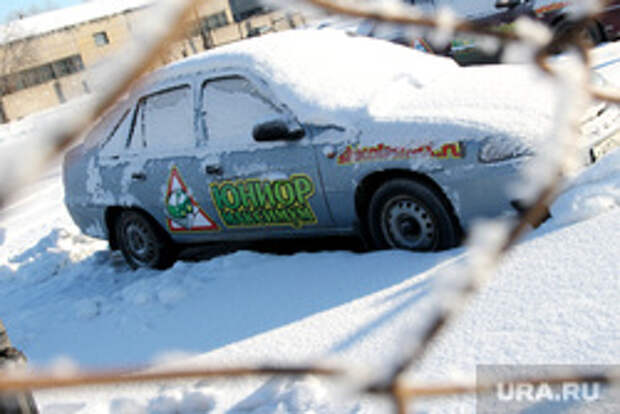 Автодромы Кургана, учебный автомобиль, автошкола максимум, машина в снегу