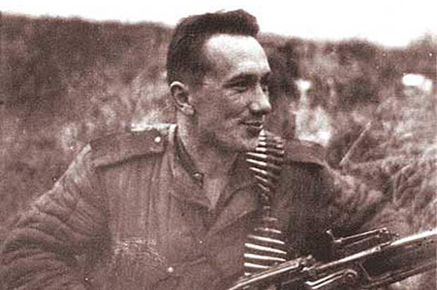 Гвардии старший сержант Смирнов с трофейным пулёметом MG 42 — фотография из фронтового альбома Алексея Смирнова