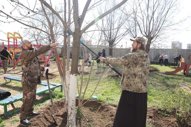 Имамы и батюшки взялись за лопаты и секаторы в Астрахани