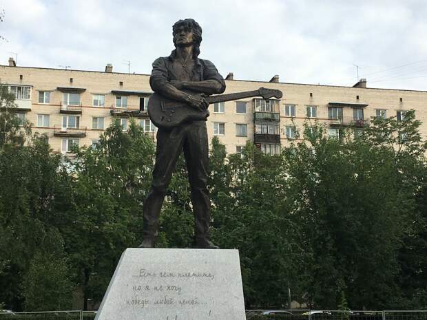 Жители Петербурга почтили память Виктора Цоя на Богословском кладбище