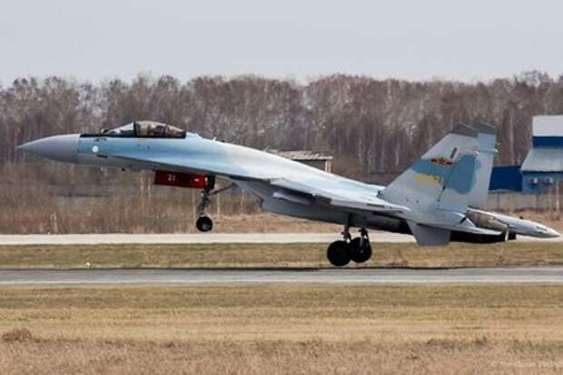 Су-35 ВВС Китая в аэропорту Толмачево