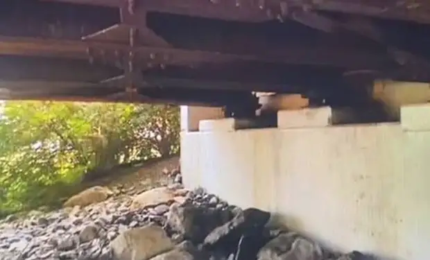 Студент от скуки увеличил карту и увидел, как из-под моста прямо на него смотрит существо без глаз