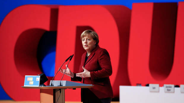 Экс-министр иностранных дел Польши: требовать от немцев репараций надо, пока Меркель у власти