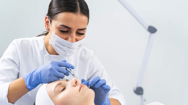 Юрист объяснил новые правила подготовки врачей-косметологов