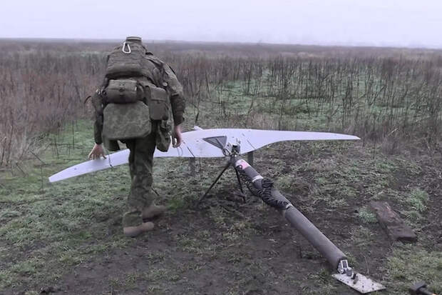 Крылатые наводчики: расчет разведдрона помог гаубицам «разобрать» позицию дроноводов ВСУ