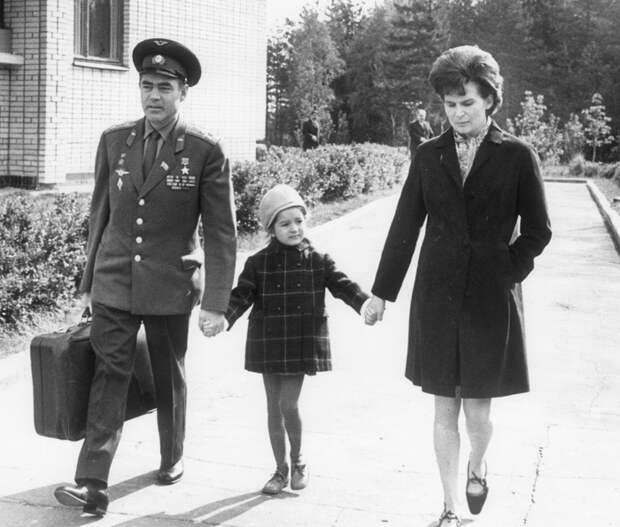 Андриян Николаев и Валентина Терешкова с дочерью Леной.