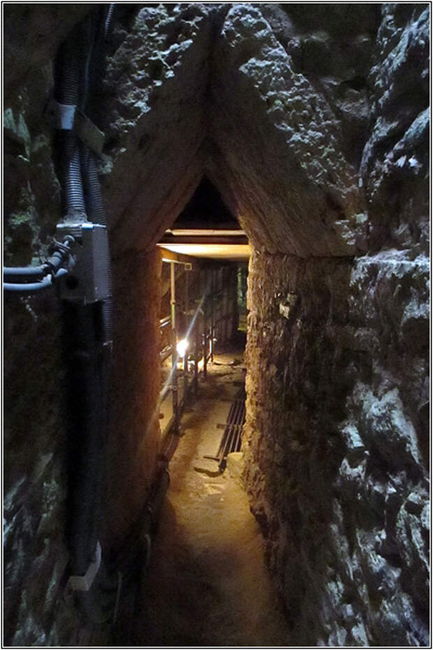 http://www.travel4us.ru/Greece/Samos/Samos_tunnel/Tunnel_of_Eupalinos.jpg