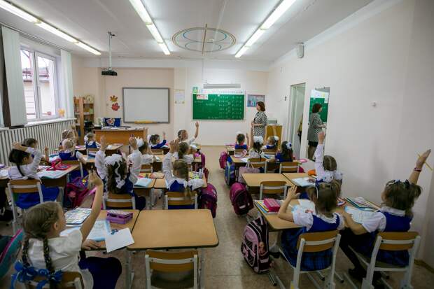 В школах Красноярского края будут поднимать флаг и петь гимн