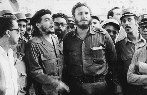 Фидель Кастро и министр промышленности Кубы Эрнесто Че Гевара. 1962 год / Источник: bbc.com
