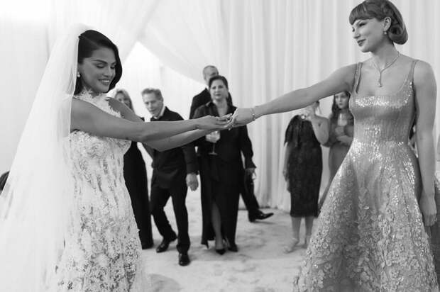 «Тейлор моя главная поддержка»: Селена Гомес на свадьбе обнимала подругу, а не мать