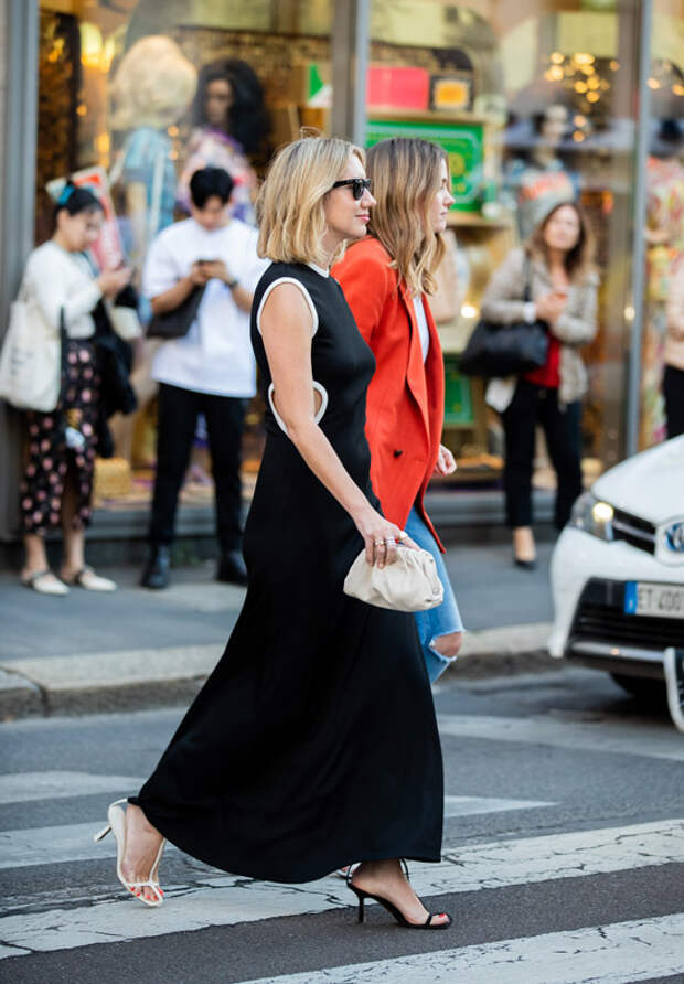 Lisa Aiken в черном платье макси, черно-белые босоножки и маленькая сумочка