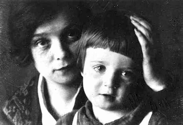 Надежда Вольпина с сыном поэта Александром. / Фото: www.mycdn.me