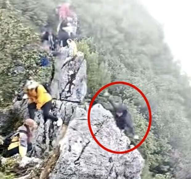 В Китае мужчина чудом выжил, сорвавшись со скалы при попытке сделать селфи