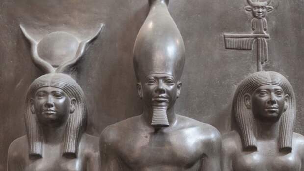 Фараон Менкаура и богиня Хатхор.