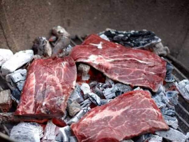 Это сейчас мясо в углях - оригинальный рецепт приготовления, а раньше был ещё и способом хранения. /Фото: dlya-multivarki.ru