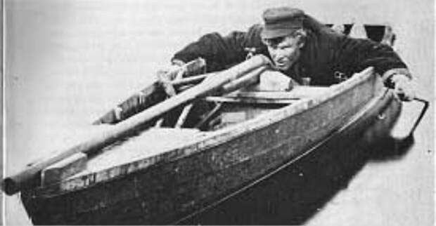 Охотник в лодке с пунтовым ружьём. Источник изображения: wikimedia.org