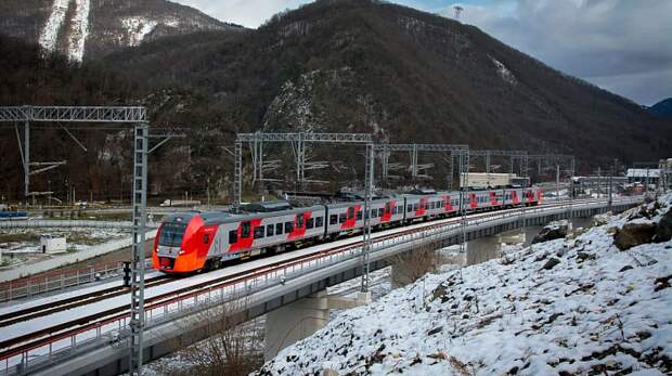 На Кубани и в Крыму задержаны 12 поездов: официальная информация