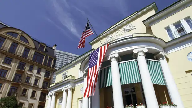 Автомобиль врезался в резиденцию посла США в Москве