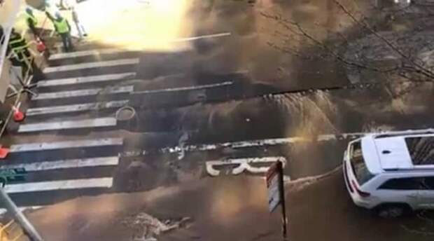 В Челси прорвало водопровод: перекрыты улицы, вода попала в метро 26032019 В Челси прорвало водопровод: перекрыты улицы, вода попала в метро