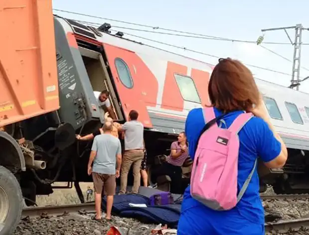 Очередная авария с поездом произошла сегодня в Волгоградской области. Пассажирский поезд, который следовал из Казани в Адлер, столкнулся с грузовиком.-5