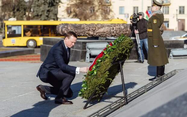"Память объединяет": Павел Малков возложил венок к монументу Победы в Минске