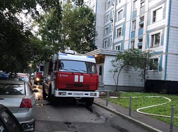 Во время ликвидации пожара / Фото предоставлено пресс-службой Управления по СВАО ГУ МЧС России по г. Москве