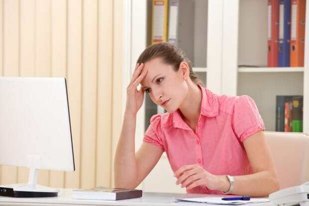 Длительное пребывание перед монитором может стать причиной головной боли