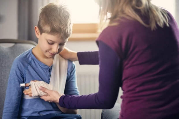 Кости целы? Врач Кулик пояснил, как оказать первую помощь детям при травмах