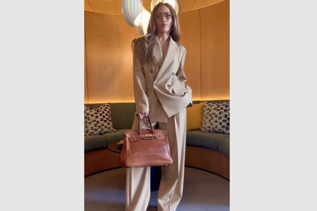 Дженнифер Лопес в откровенном образе снялась с сумкой за 6,3 миллиона рублей