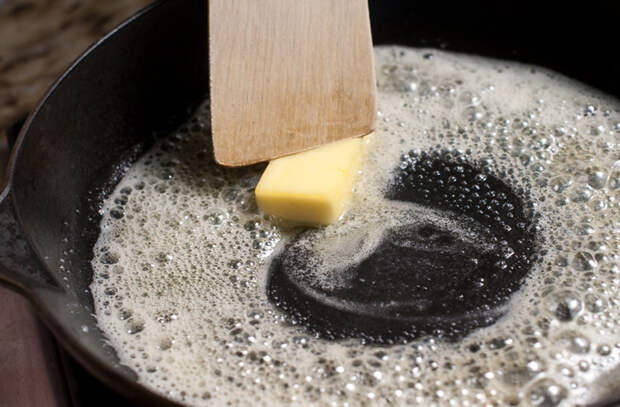 Ставим сковородку и жарим сразу без разогрева: для утки и бекона горячая сковорода вредна