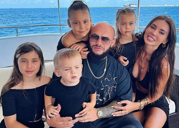 Самойлова и Джиган с детьми пострадали от экстремального отдыха в Мексике