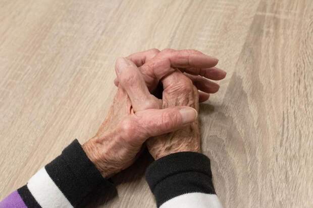 В Приморье 96-летняя пенсионерка проживает в квартире с плесенью